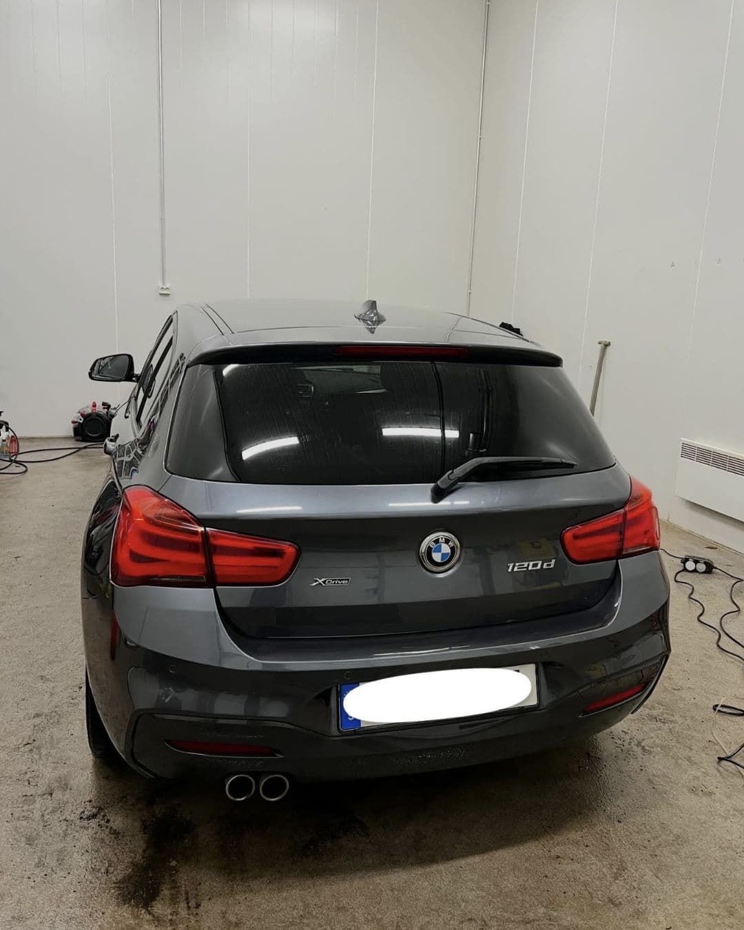 Bakpartiet på samma BMW med ren lack hos KOM-fort Bilvård i Örebro