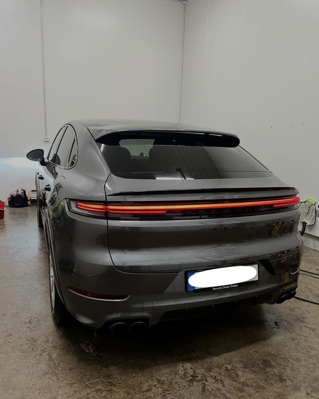 Bakpartiet på samma Porsche Cayenne med ren och blank lack hos KOM-fort Bilvård i Örebro