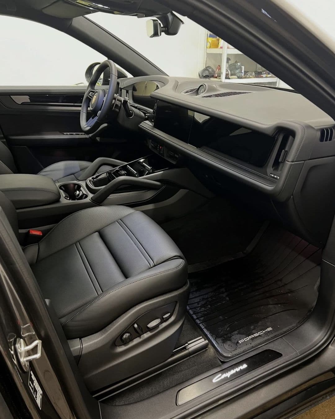 Passagerarplatsen i samma Porsche Cayenne efter rengöringen hos KOM-fort Bilvård i Örebro